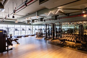 Fitness facility - Exquisite Duplex with Private Patio & Loft Living (Dubai)