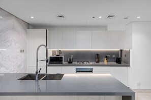 Fridge, microwave, oven, dishwasher - Exquisite Duplex with Private Patio & Loft Living (Dubai)