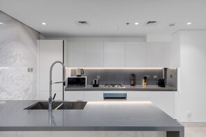 Fridge, microwave, oven, dishwasher - Exquisite Duplex with Private Patio & Loft Living (Dubai)