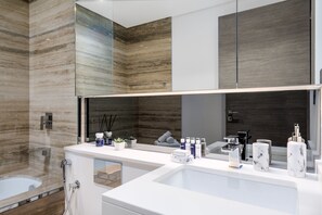 Haartrockner, Bidet, Handtücher, Toilettenpapier