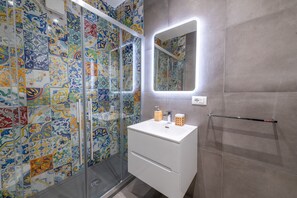 Bruser, hårtørrer, bidet, håndklæder