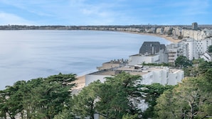 Un paysage urbain côtier avec des bâtiments le long de la plage et une vue dégagée sur la mer.