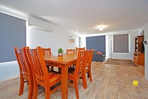Dining - Fishface Retreat: 4  BR, 2  BA House in Jurien Bay, Sleeps 8 (Jurien Bay)