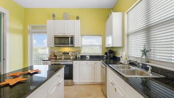 Casa geminada, várias camas, varanda, vista para o jardim | Cozinha privada | Geladeira, micro-ondas, fogão, cooktop