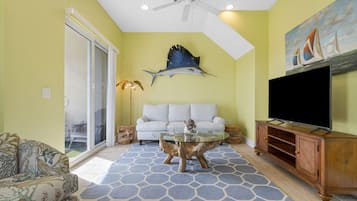 Townhome, Multiple Beds, Patio, Garden View | Living area