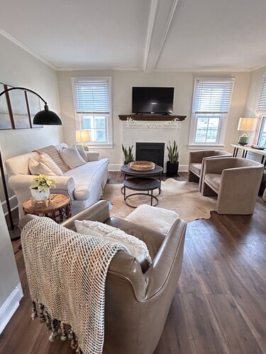 Cozy Elmwood bungalow in quiet neighborhood close to USC, hospitals & downtown 