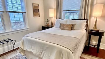 2 bedrooms, desk, WiFi, bed sheets