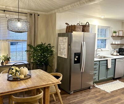 Cozy Elmwood bungalow in quiet neighborhood close to USC, hospitals & downtown 