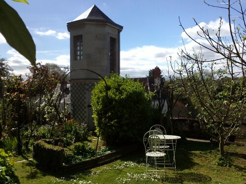 Loches : mansarde romantique sous un toit du 16ème siècle