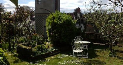 Loches : mansarde romantique sous un toit du 16Ăšme siĂšcle