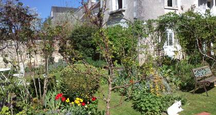 Loches : mansarde romantique sous un toit du 16Ăšme siĂšcle