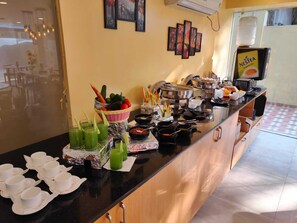 Daily cooked-to-order breakfast for a fee - Hotel Consulate (Kolkata)