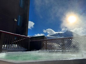 Outdoor spa tub - Rustic Retreat - Mt Crested Butte (Crested Butte)