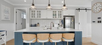 Coastal Gem | Pool, Games Room, Walk to Beach & Granite Island