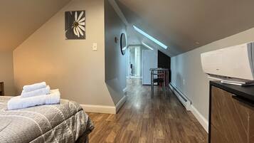 1 chambre, bureau, fer et planche à repasser, lit parapluie