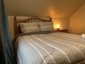 1 bedroom, desk, iron/ironing board, travel crib - Cute & Cozy Providence Studio! (Providence)