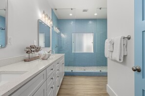 Ferienhaus, Mehrere Betten, Poolzugang, eingeschränkter Meerblick | Badezimmer | Handtücher, Toilettenpapier