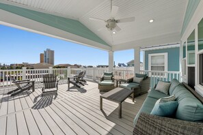 Terrace/patio - Spectacular 3br 4ba w/ Private Pool, 2 Min Walk to Beach - Sleeps 15! (Panama City Beach)