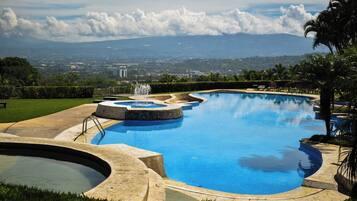 Piscine couverte, piscine extérieure