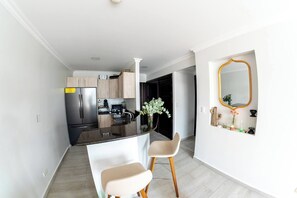 冰箱、微波炉、烤箱、炉灶