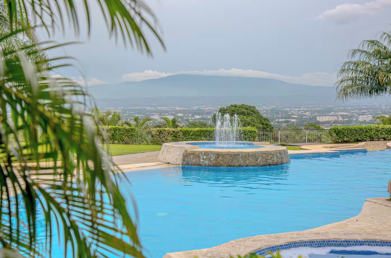 Una piscina cubierta, una piscina al aire libre