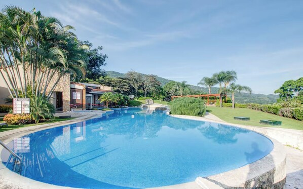 Alberca techada y alberca al aire libre