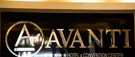 Señal con la palabra 'AVANTI' y 'HOTEL & CONVENTION CENTER', indicando el nombre y tipo de establecimiento.