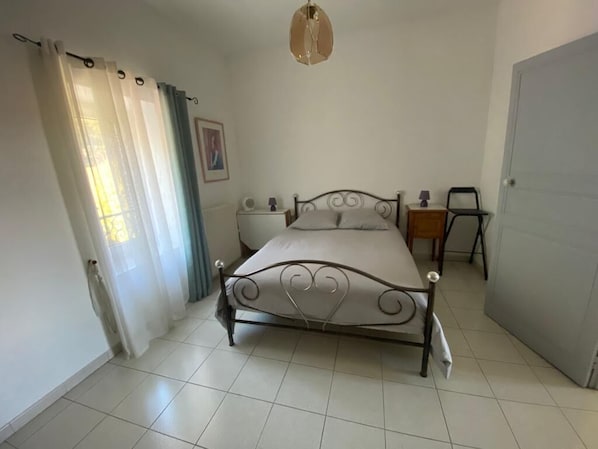 1 bedroom, iron/ironing board, WiFi, bed sheets - Res. La Source , F2 Deuxième Étage Gauche, Calme , Familial à 200 m des Thermes (Lamalou-les-Bains)