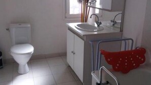 ヘアドライヤー、タオル、トイレットペーパー