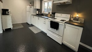 Kaffetrakter/tekoker, kjøleskap, mikrobølgeovn og ovn