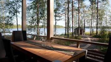 Huvila, sauna, rannalla | Terassi/patio