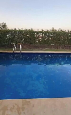 حمام سباحة
