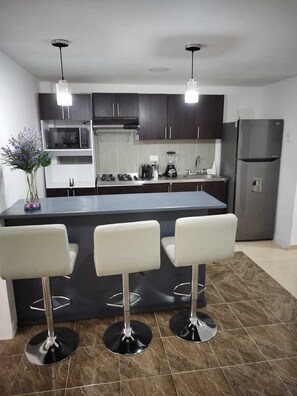 Kühlschrank, Mikrowelle, Wasserkocher mit Kaffee-/Teezubehör