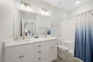 Casa, varias camas, patio, vista al jardín | Baño | Toallas y papel de baño 