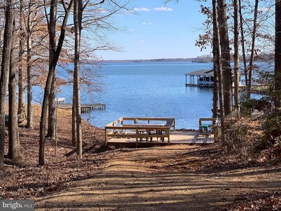 Lakefront 5 bedroom pet-friendly home on Lake Anna w/ game room, hot tub & beach