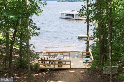 Lakefront 5 bedroom pet-friendly home on Lake Anna w/ game room, hot tub & beach