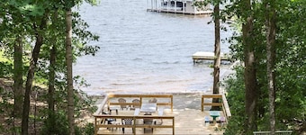 Lakefront 5 bedroom pet-friendly home on Lake Anna w/ game room, hot tub & beach