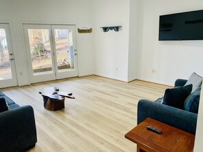 Smart TV, fireplace, video games, books - Lakefront 5 bedroom pet-friendly home on Lake Anna w/ game room, hot tub & beach (Bumpass)