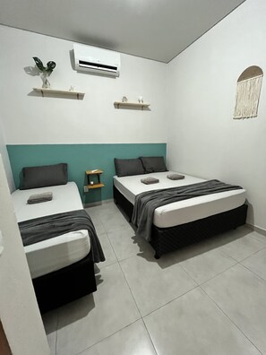 4 habitaciones, tabla de planchar con plancha, wifi y ropa de cama 
