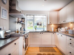 Fridge, microwave, oven, dishwasher - Honeysuckle Cottage - UK7678 (Golspie)