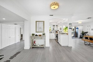 Interior - Oasis Villa By The Beach - with Heated Pool (Lauderdale-by-the-Sea)