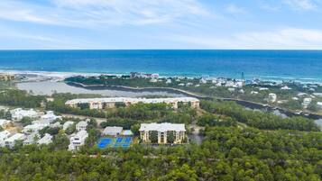 Di pantai dan pasir putih