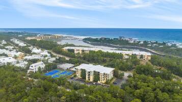 Di pantai dan pasir putih