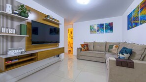 Una Smart TV, videojuegos, un futbolín, una mesa de tenis de mesa