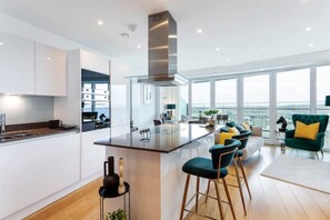 Fridge, microwave, oven, stovetop - Panoramic balcony luxury condo (London)