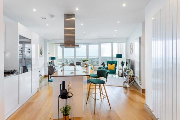 Interior - Panoramic balcony luxury condo (London)