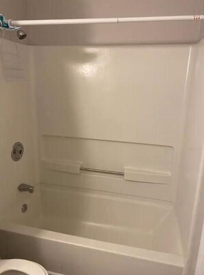 Toalhas de banho, sabonete, papel higiênico