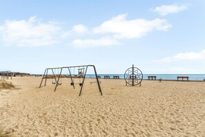 Una playa cerca, sillas reclinables de playa