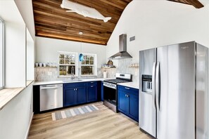 Fridge, microwave, oven, stovetop - TinkerTown #6 Luxury Cottage: 2 Bedroom 2+Baths quick walk to beaches and bar (Yarmouth)