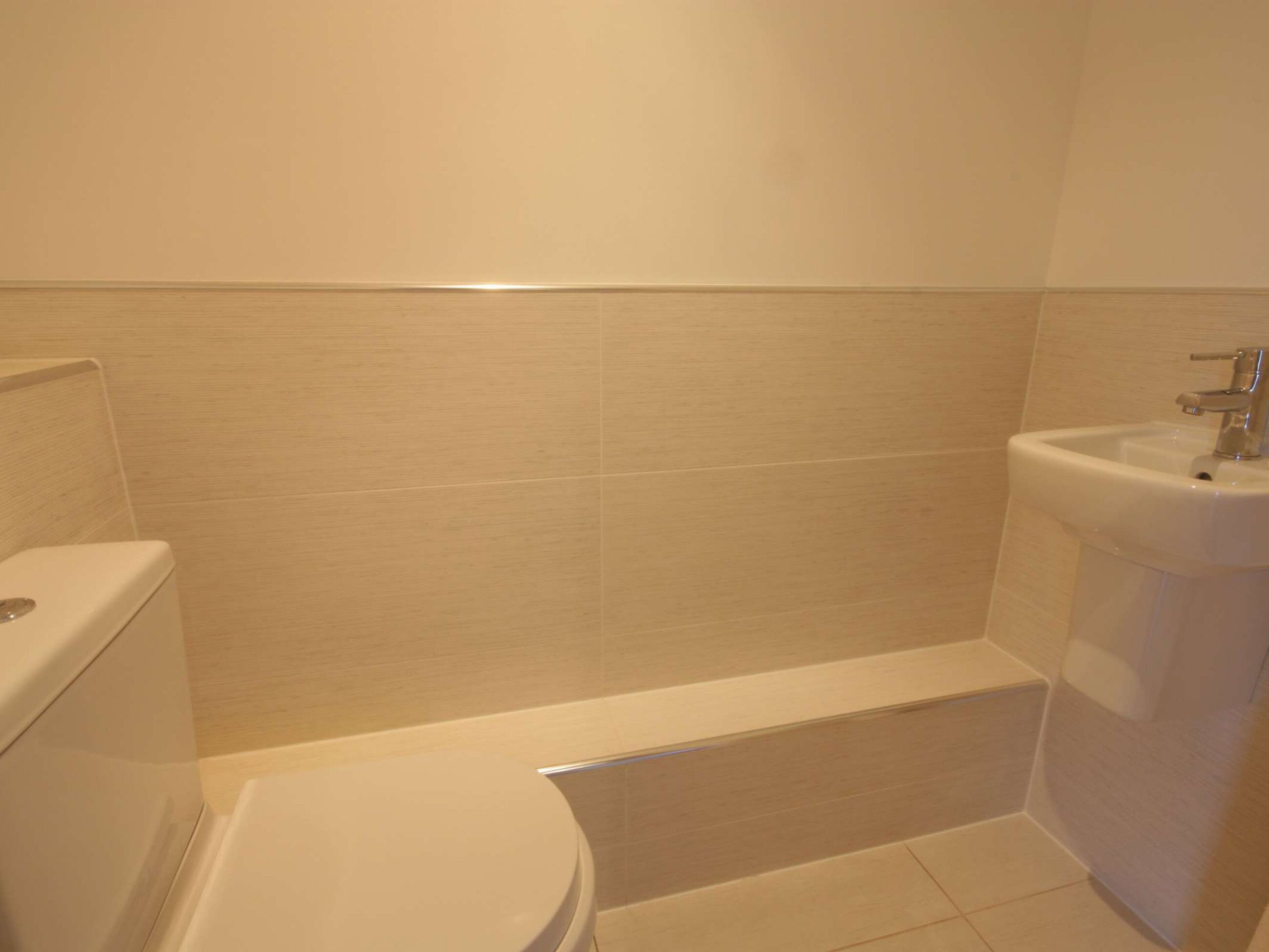 Ein Badezimmer mit Toilette, Waschbecken und Badewanne.